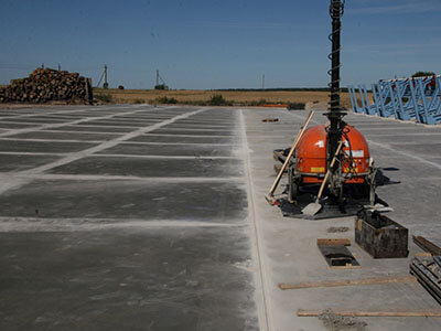 Atlikta kietėjančio betono apsauga (ang. curing) su SINAK S-102™ priemone