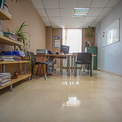 Poliruotos betoninės biuro grindys